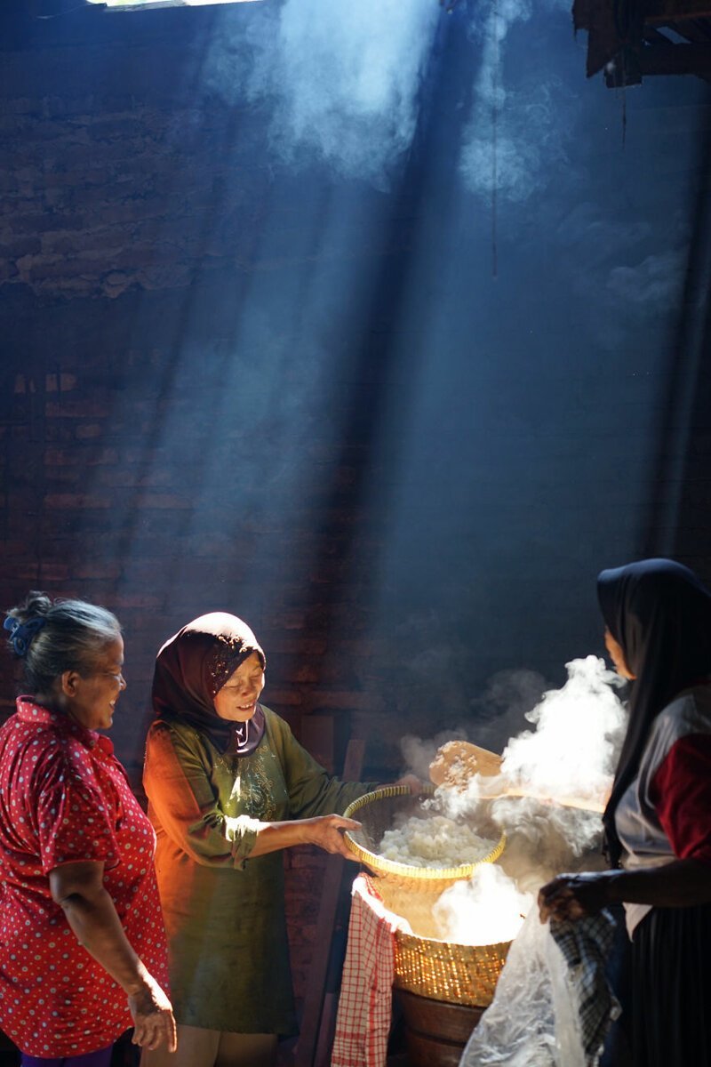 49. Традиционное приготовление риса. Индонезия