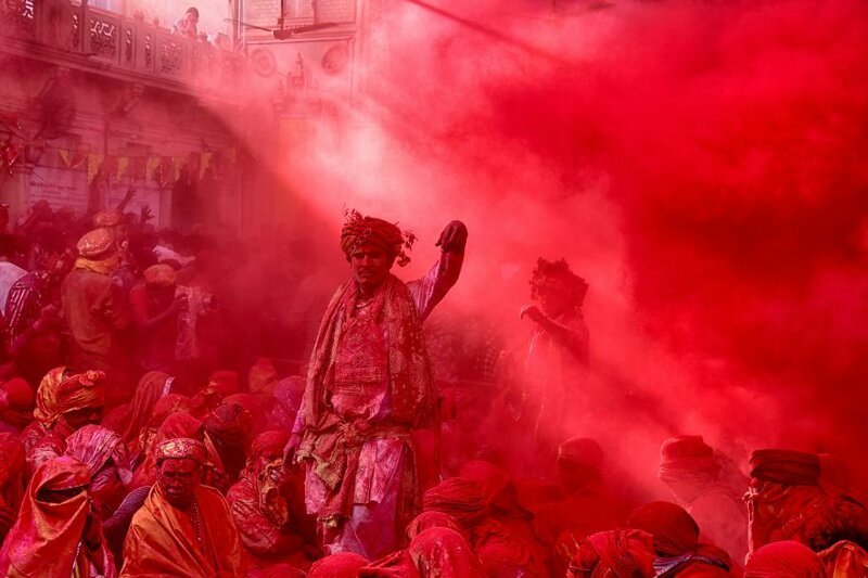10. Красный шторм. Во время фестиваля Холи. Барсана, Индия