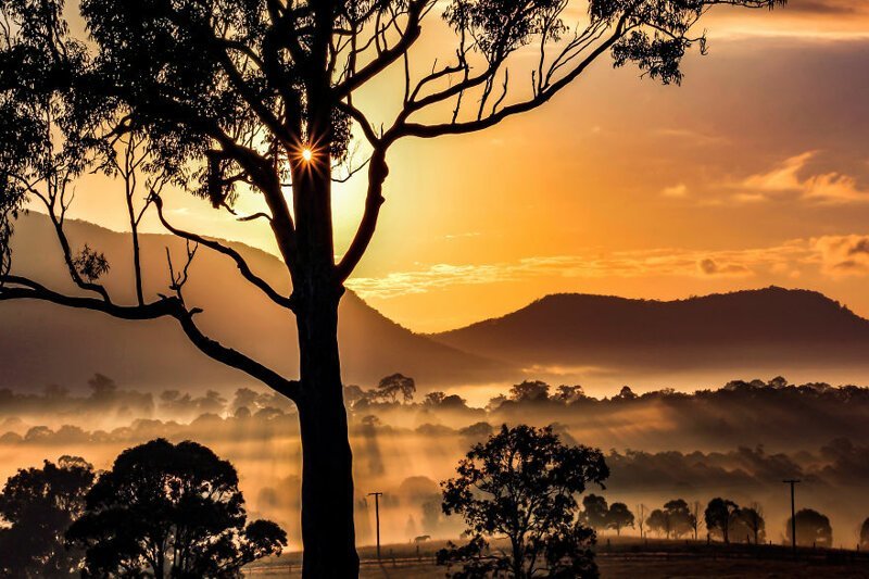 27. Восход солнца над долиной и горами. Австралия