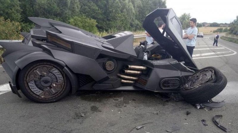 Бэтмобиль стал участником аварии на скоростной трассе во Франции