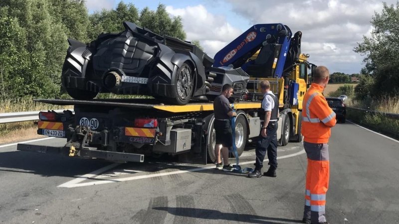Бэтмобиль стал участником аварии на скоростной трассе во Франции