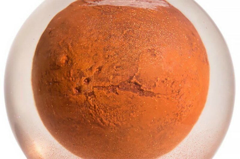 Художник воссоздал пылевую бурю на Марсе в стеклянном шаре