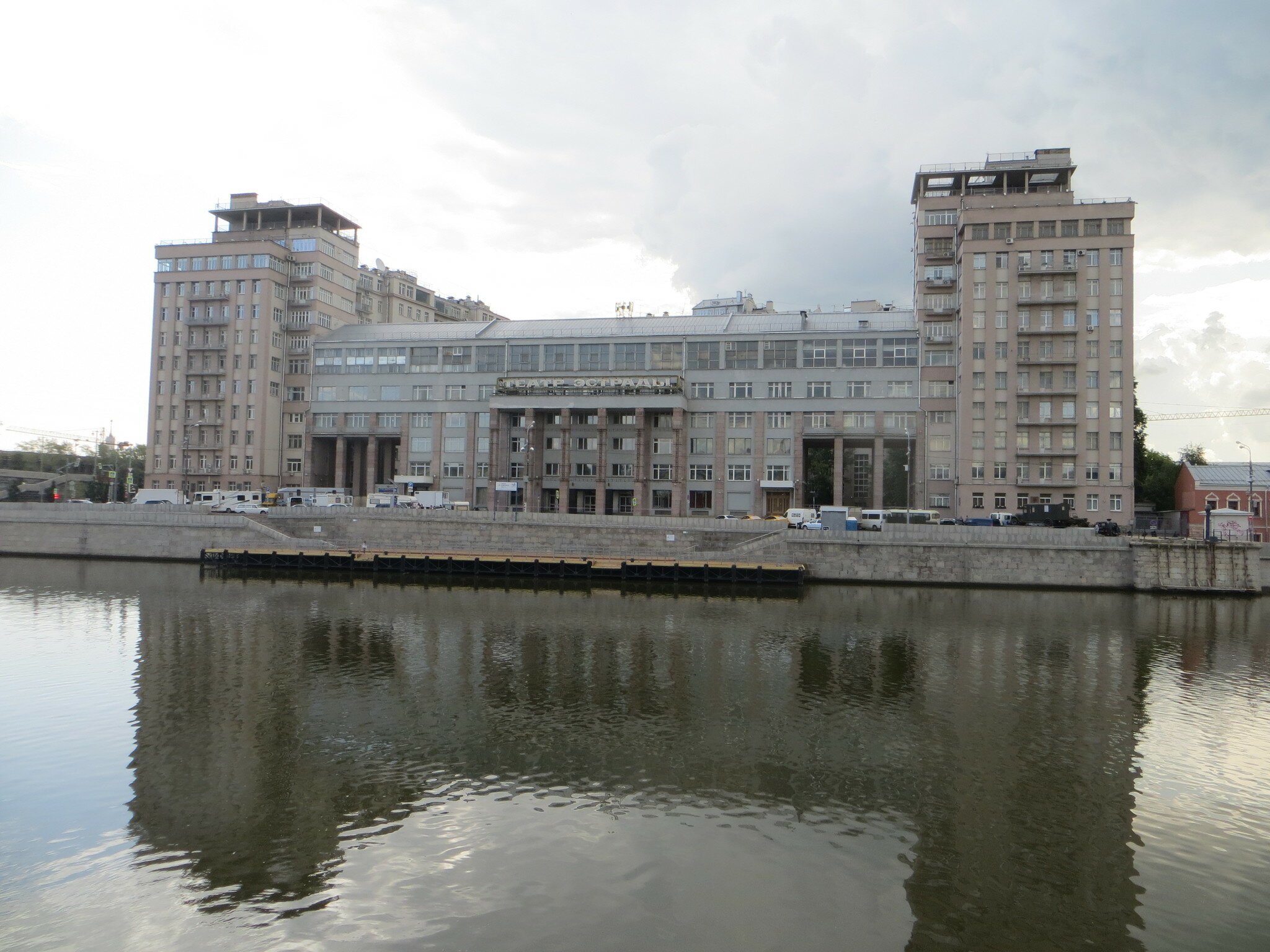 Берсеневская набережная театр эстрады. Берсеневская набережная Москва. Берсеневская набережная, 36. Берсеневская набережная фото.