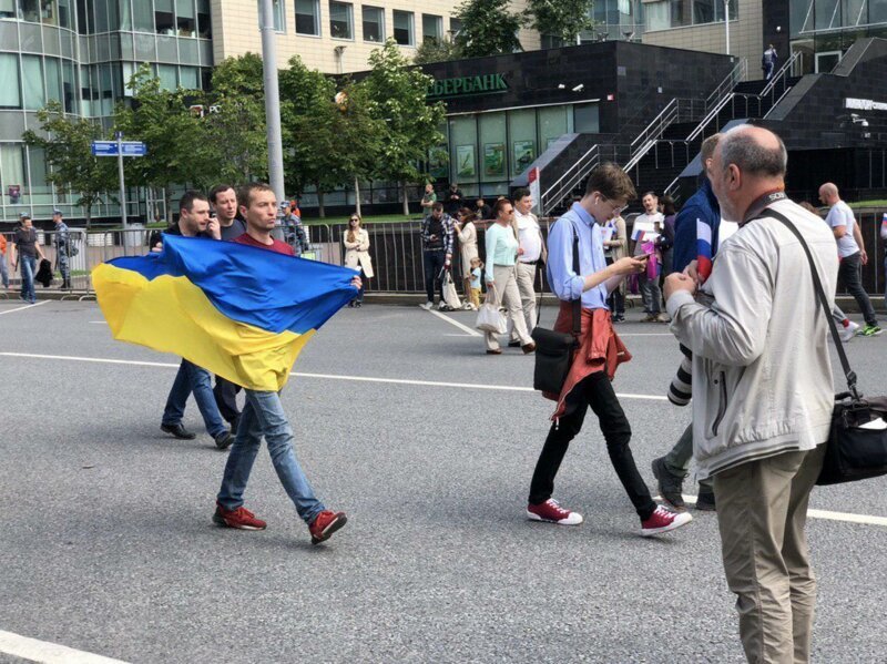Слепили из того, что было:  за Навального на Сахарова пришла маленькая кучка сторонников