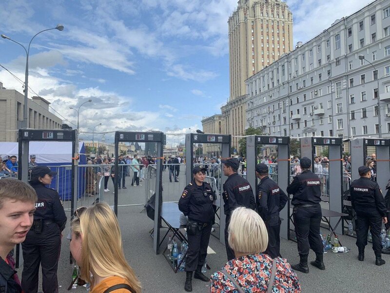 Слепили из того, что было:  за Навального на Сахарова пришла маленькая кучка сторонников