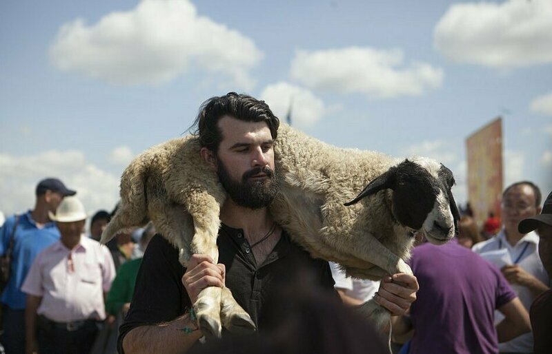Швейцарский археолог победил тувинцев, приседая с овцой