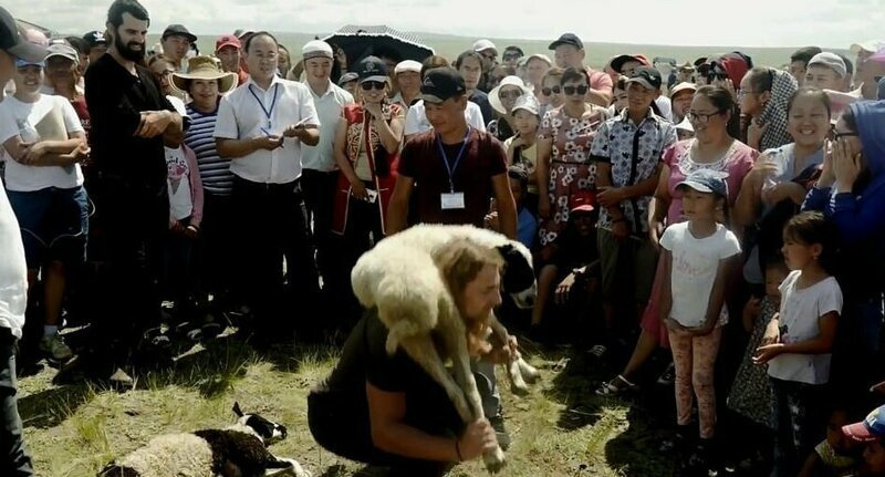 Швейцарский археолог победил тувинцев, приседая с овцой