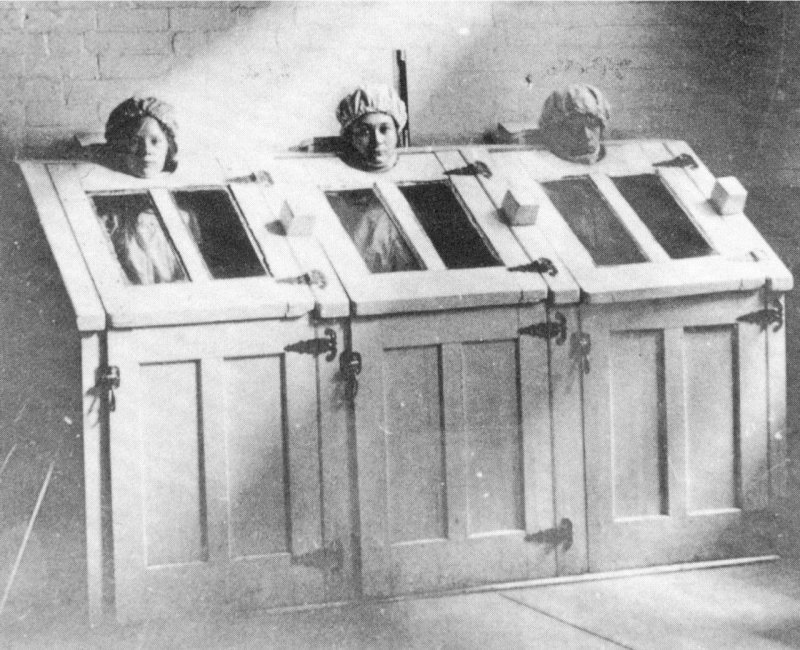 2. Пациенты получают лечение, находясь в паровой камере в государственной больнице Милледжвилла в штате Джорджия, США, в 1908 году.