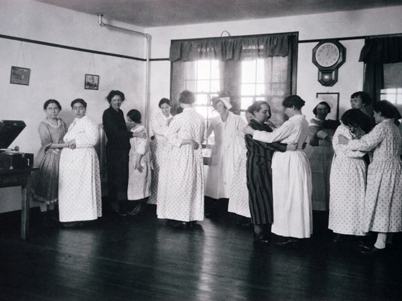 5. Психические больные, участвующие в танцевальной терапии в приюте штата Нью-Йорк, США, в 1922 году.