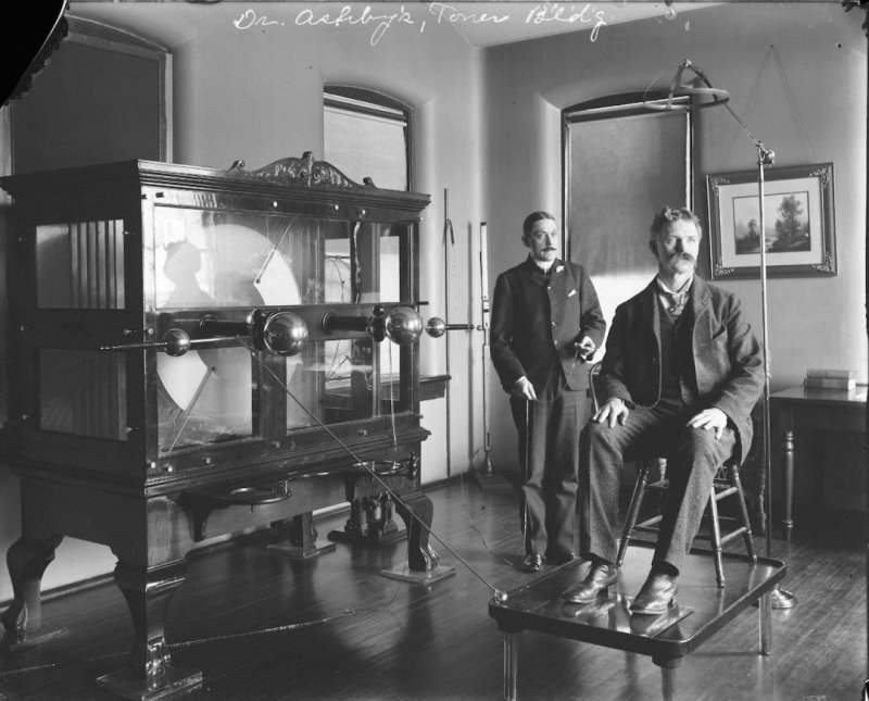 7. Два доктора демонстрируют большую электрошоковую машину в больнице Св. Елизаветы в Вашингтоне, округ Колумбия, в 1923 году.