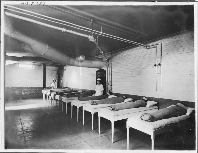 9. Пациенты, обернутые в большие мокрые полотенца для гидротерапии (непрерывный душ, ванны) в больнице Св. Елизаветы в Вашингтоне, округ Колумбия, в 1886 году.