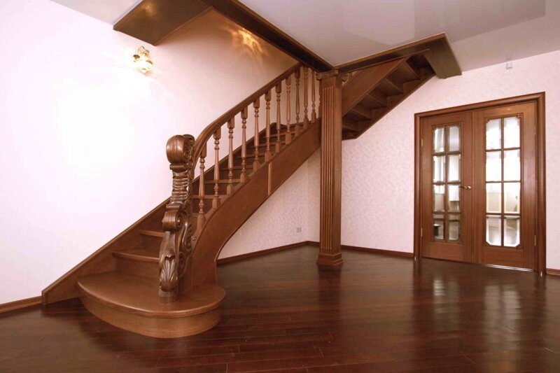 Почему деревянные лестницы лучше металлических