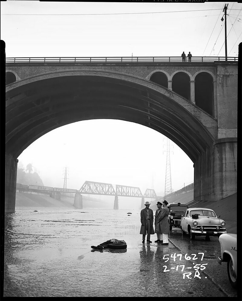 Труп, обнаруженный под мостом, 1955