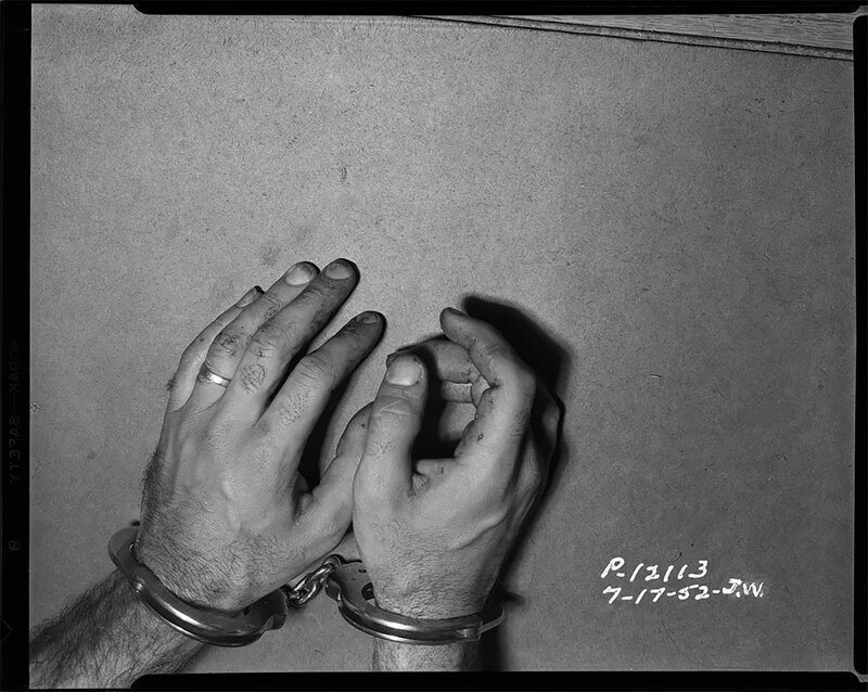 Арестованный в наручниках, 1952