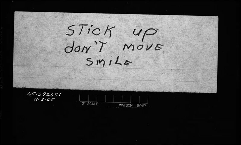 "Стой смирно, не двигайся, улыбайся" - записка грабителя жертве, 1965