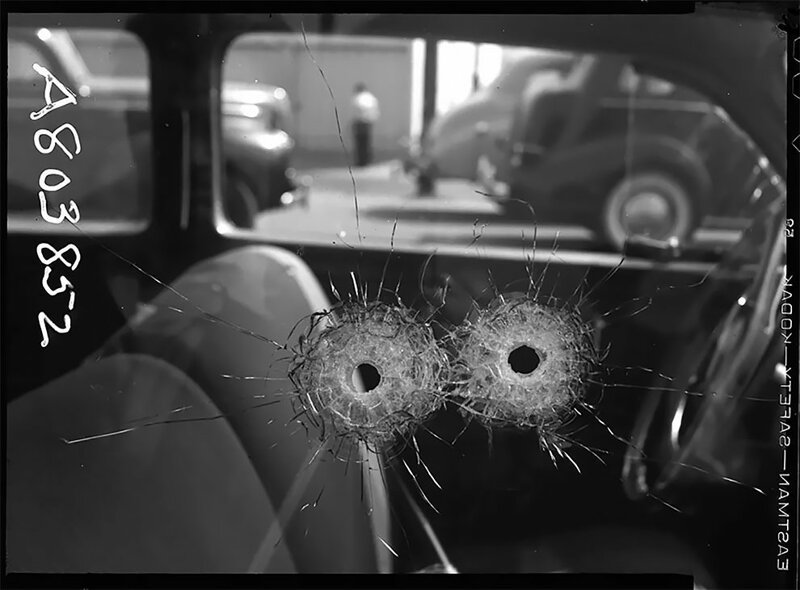 Стекло машины, пробитое пулями, 1942