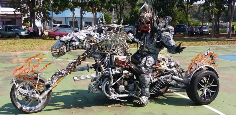 Это настоящий Хищник на мотоцикле и он живет в Таиланде
