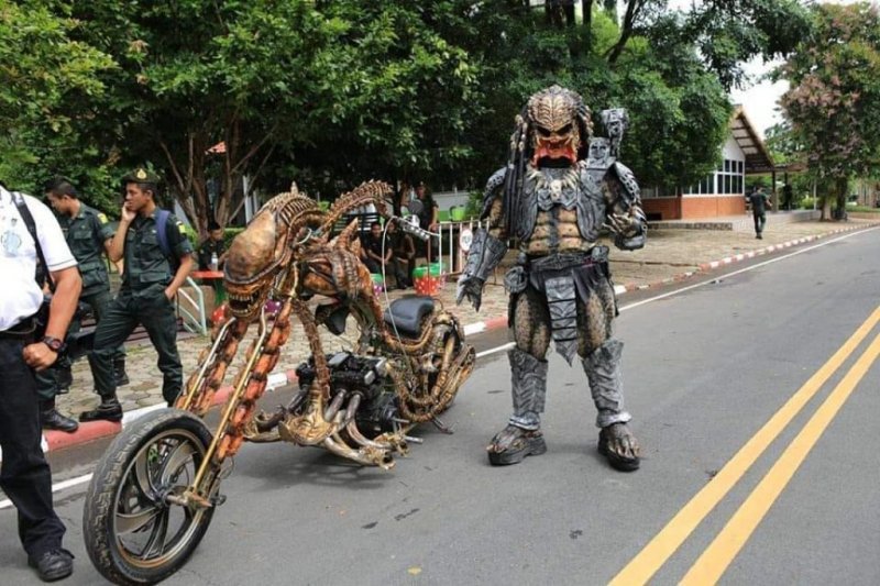 Это настоящий Хищник на мотоцикле и он живет в Таиланде