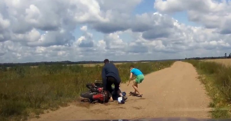 В Беларуси пьяный отец на мотоцикле с двумя детьми хотел уехать от ГАИ и упал