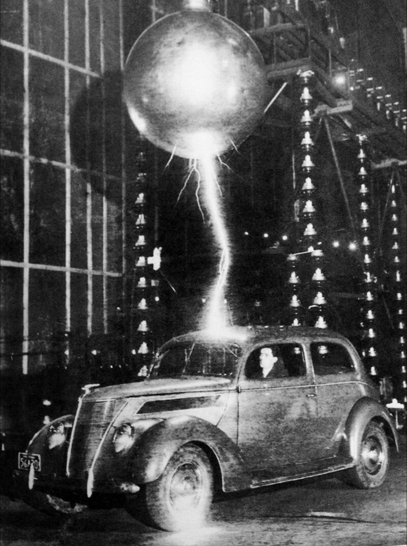 Автомобиль тестируют на устойчивость к удару молнии, подавая разряд в 3 млн. вольт, 1942 год.