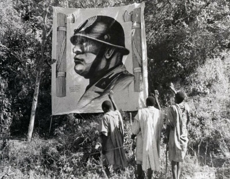 Жители Аддис Абебы зигуют изображению Муссолини, 1936 год. (Эфиопия была тогда под властью Италии).