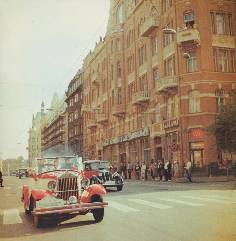 4. Ретрокары на улице Ленина (сейчас это — улица Бривибас).