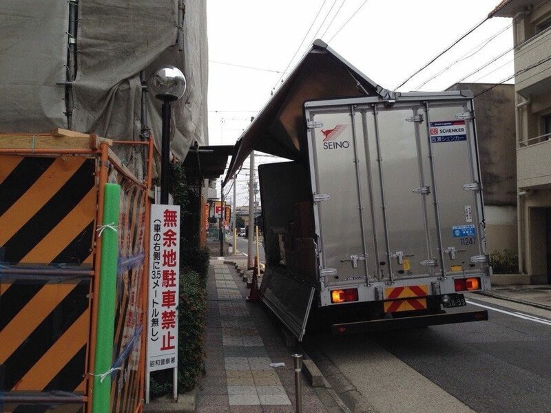 9. В Японии некоторые грузовики открываются не только сзади, но и сбоку