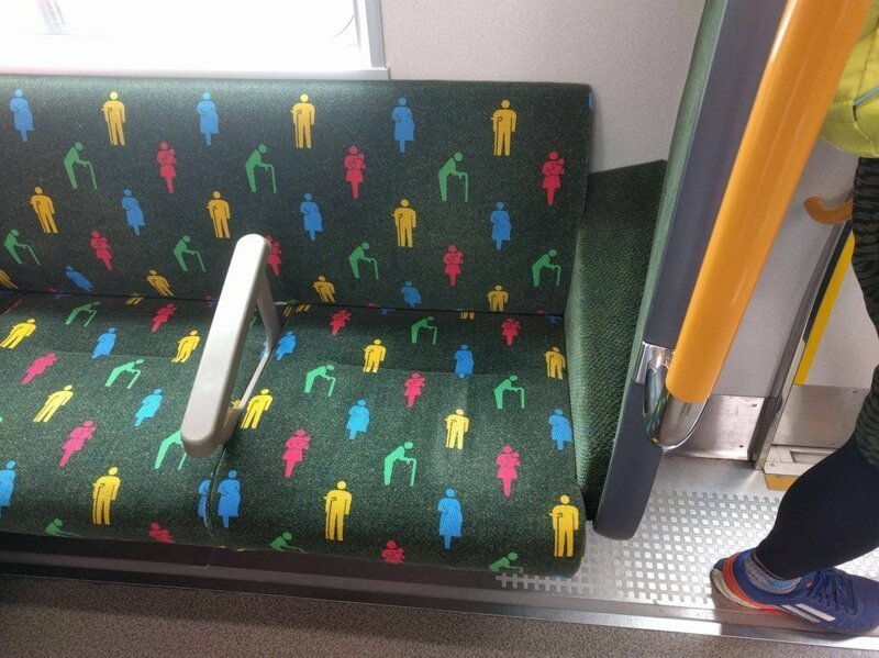 10. Рисунок на сиденье в транспорте показывает, кто должен садиться на эти места в первую очередь