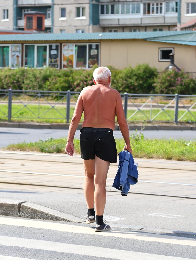 Депутат Госдумы Виталий Милонов предложил запретить мужчинам ходить по улицам с голым торсом, сообщает агентство "Москва".