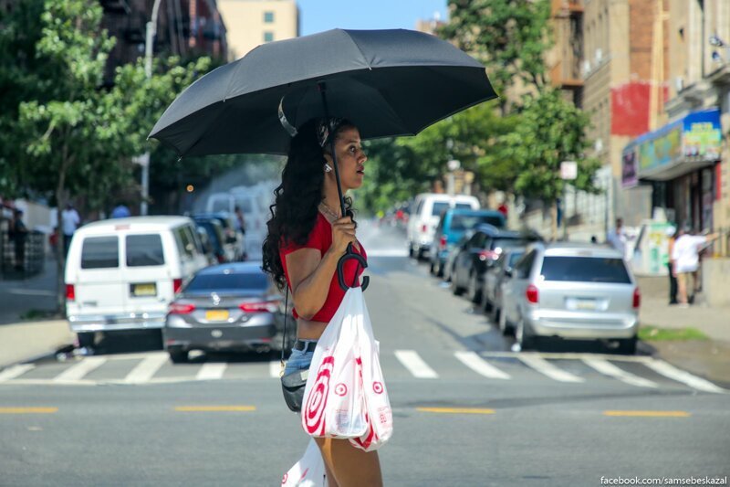 Обычно с зонтиками летом ходят одни китайцы, но тут уже многие не выдержали.