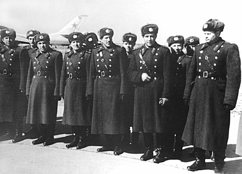 Капитан Альберт Михайлович Испуганов крайний справа в первом ряду