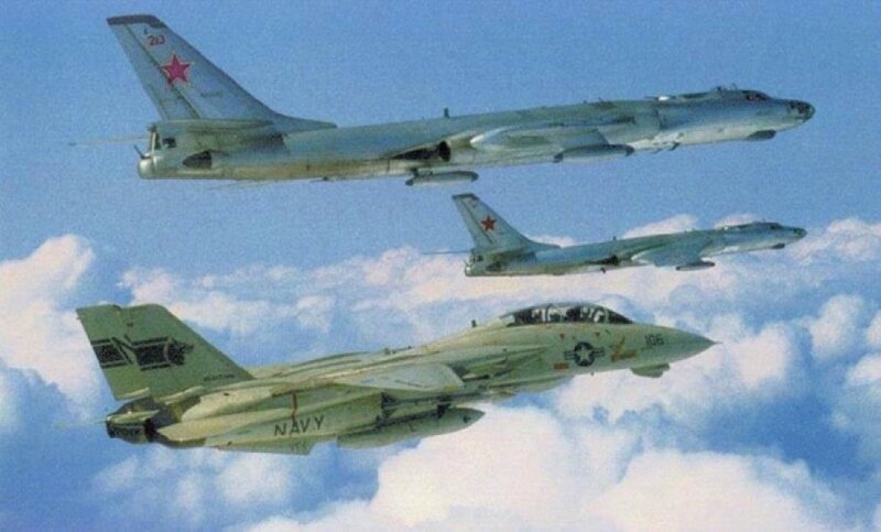 Сопровождение Ту-16Р истребителем F-14 «Томкэт»