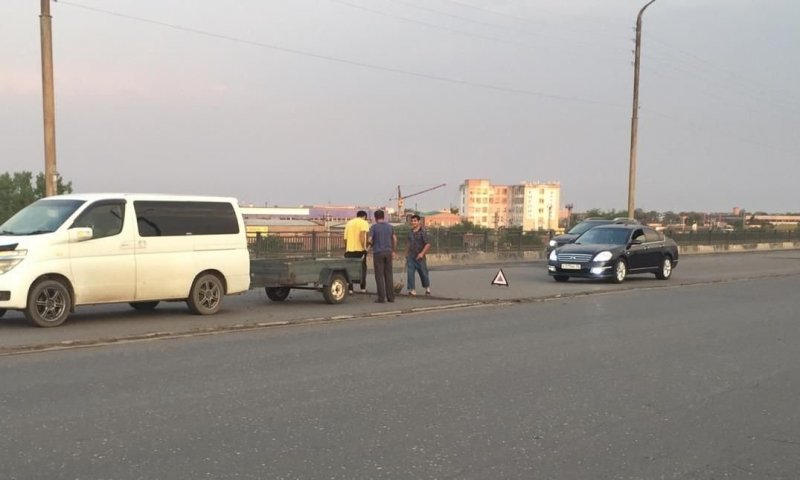 В Астрахани мужчины сами ремонтируют дороги, не дожидаясь властей