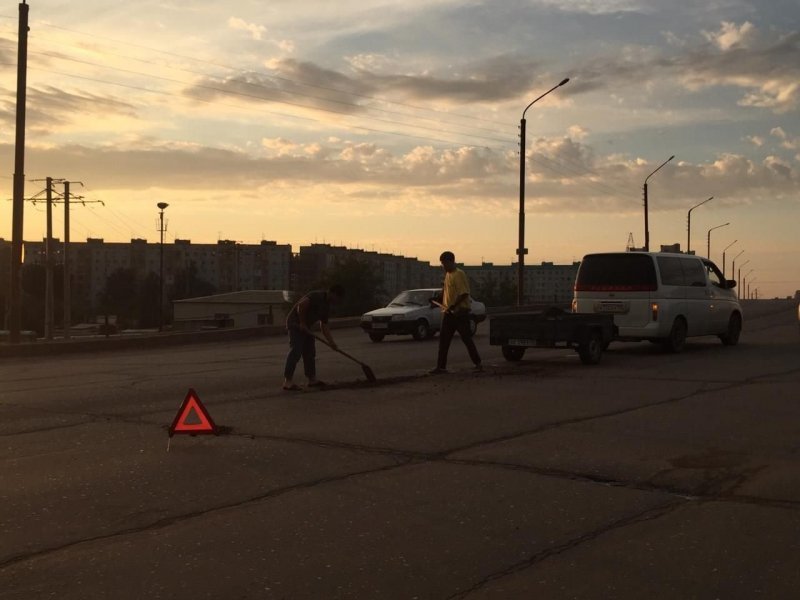 В Астрахани мужчины сами ремонтируют дороги, не дожидаясь властей