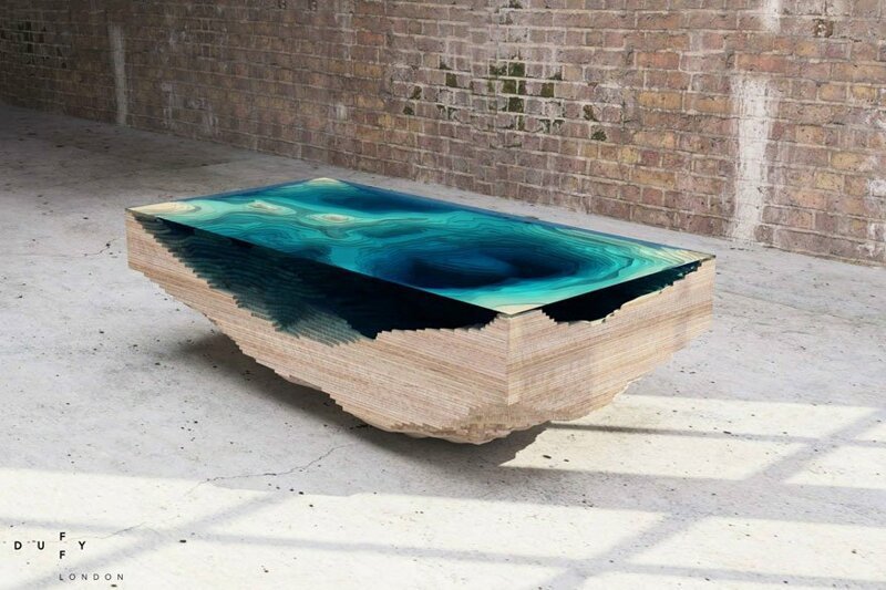 Стол из многослойного стекла, которые придает вид пропасти в бездонную пустоту. Дизайнер Duffy London
