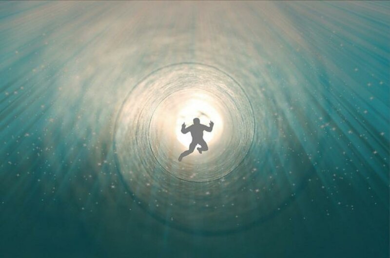 МИФ №2  Человеку кажется, что он падает или, наоборот, летит вверх по темному тоннелю к свету