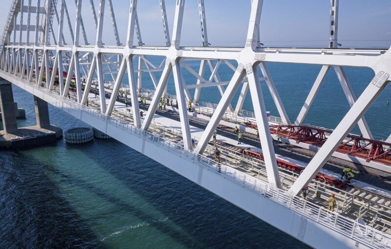 На Крымском мосту закончили укладку рельсов