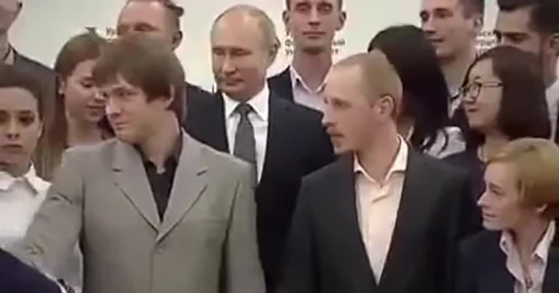 Встал не по рангу: парень не понимал, что загородил Путина на фото, пока его не увели
