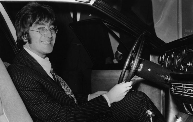 По всеобщим свидетельствам Джон Леннон был очень плохим водителем, хотя в его гараже помимо Rolls Royce был и Ferrari, и совсем уж экзотический Iso