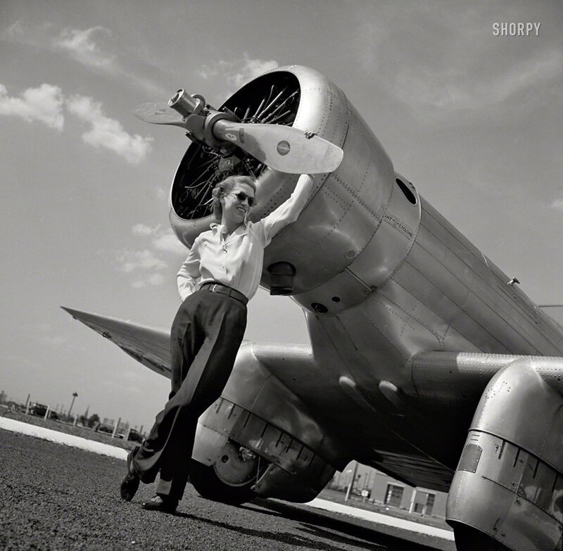 Американская летчица Жаклин Кокран (Бесси Ли Питман) у самолета Northrop Gamma. 