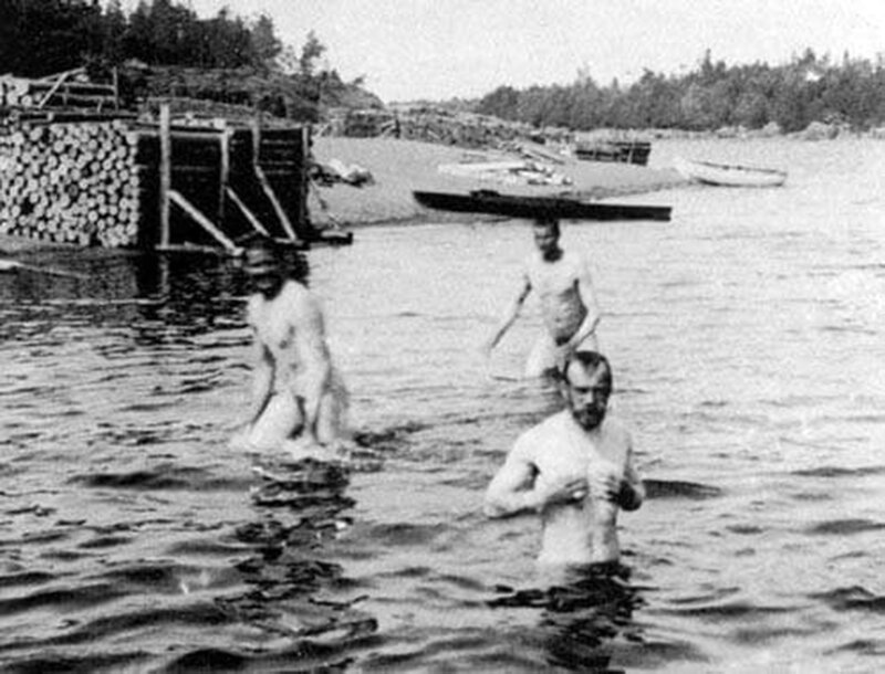 Царь Николай II купается в реке. Дата съемки: 1900-е годы. 