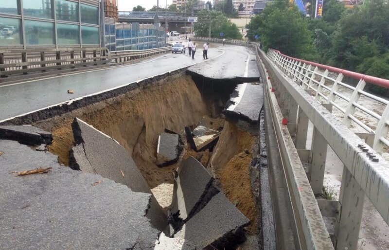 После ливневых дождей в Сочи провалился участок федеральной трассы