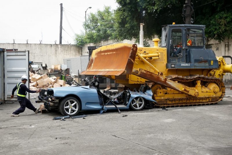 Контрабандный Ferrari 360 Spider раздавлен бульдозером на Филиппинах