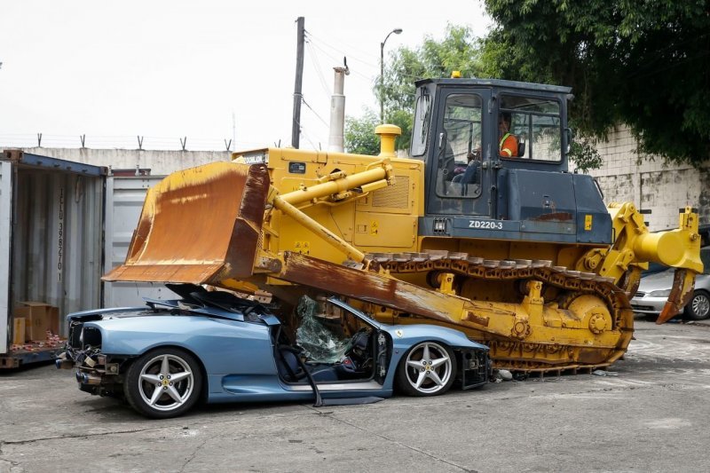 Контрабандный Ferrari 360 Spider раздавлен бульдозером на Филиппинах