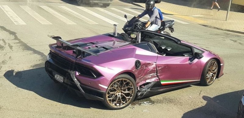 В столице Латвии спорткар Lamborghini попал в аварию