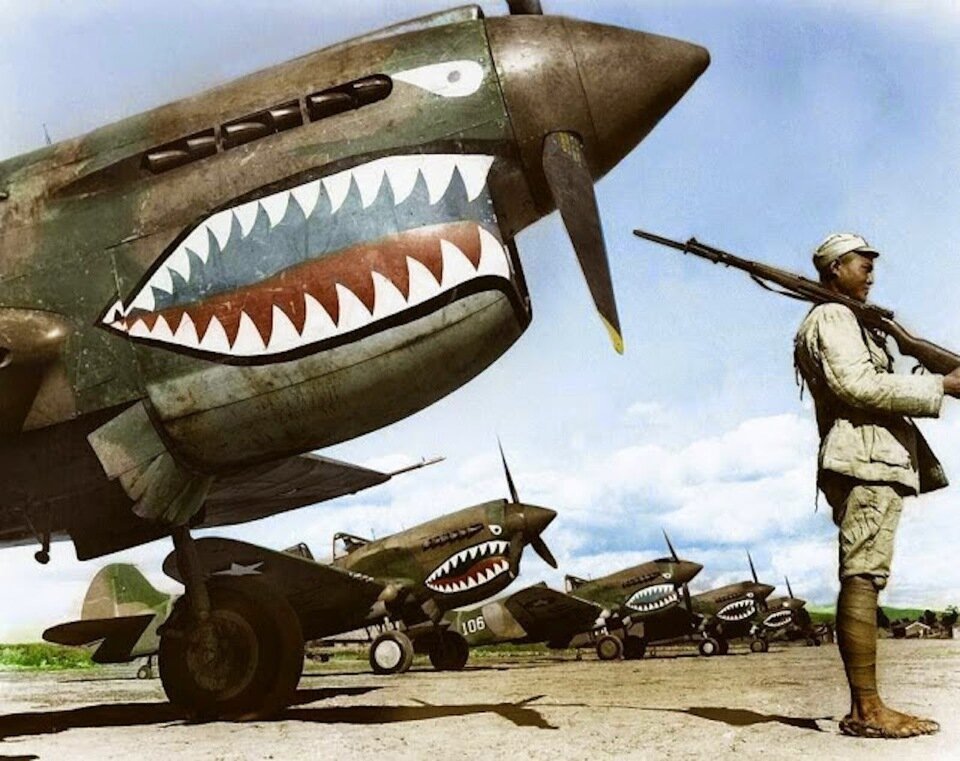 Самолеты времен второй мировой. P-40 Flying Tigers. P-40 Warhawk летающие тигры. Американский истребитель ww2. Самолеты второй мировой войны.