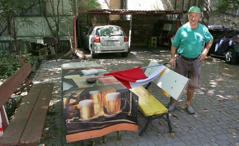 Бери пример: одесский пенсионер превратил свой двор в арт-пространство