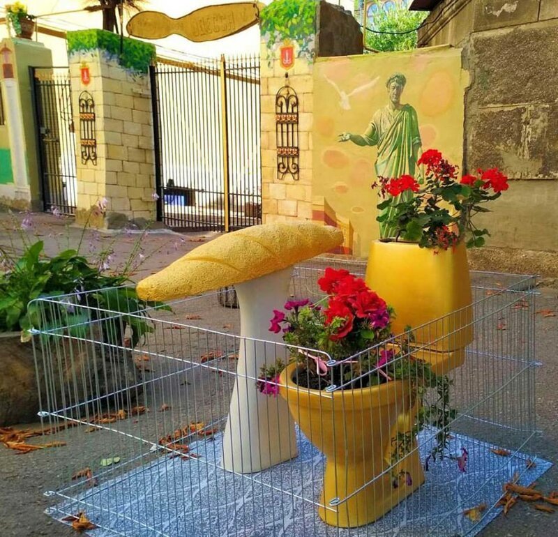 Бери пример: одесский пенсионер превратил свой двор в арт-пространство