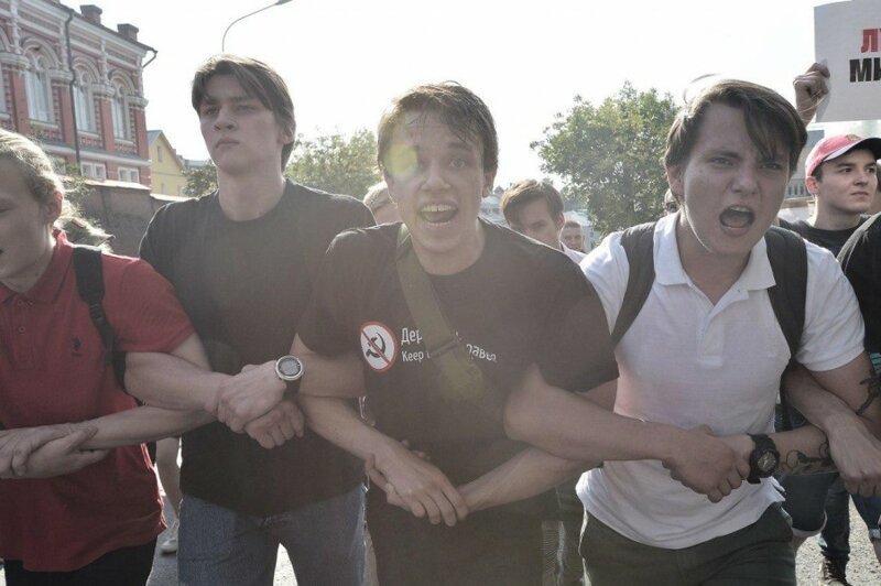 Митинг в Москве: бутылки, куски асфальта и слезоточивый газ