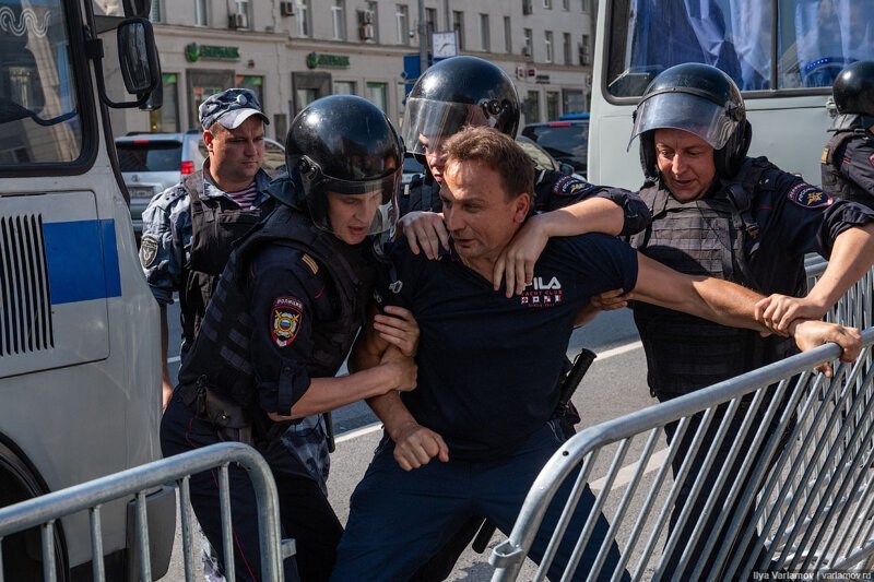 Фоторепортаж: Столкновения с ОМОНом и задержания в центре Москвы